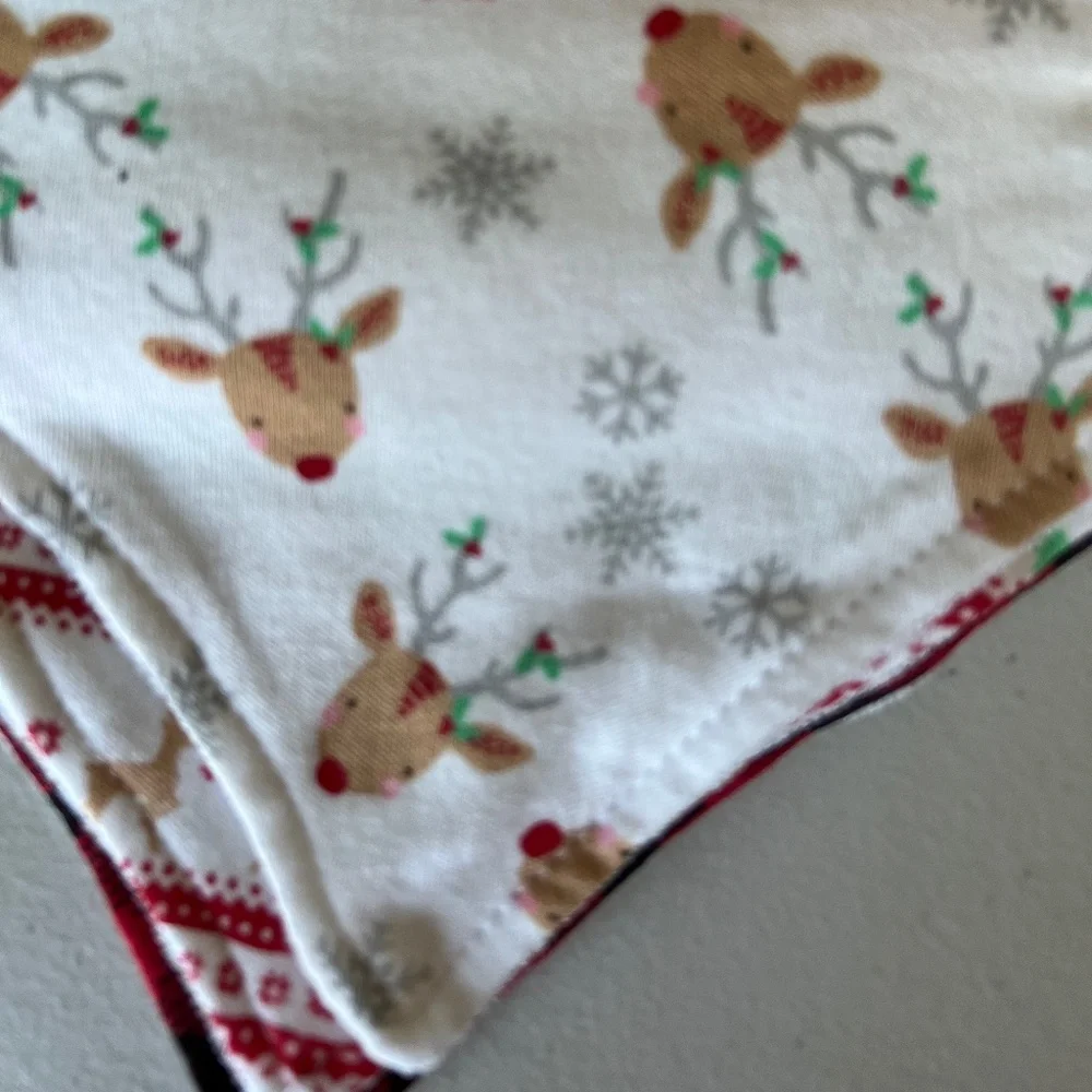 NWT - Christmas 5 Piece Set - 2 Pairs Booties, 3 Bandana Bibs - 0-6 mont…
